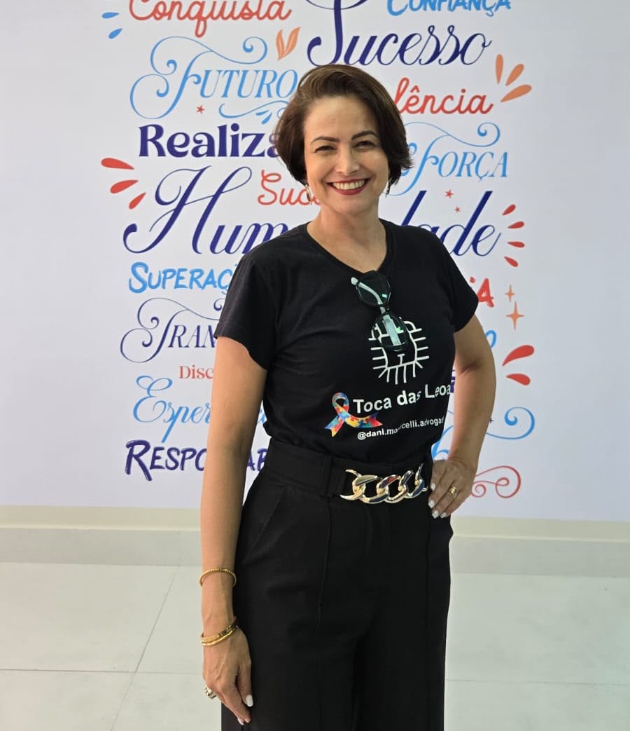 Daniella Monticelli sorrindo com a camiseta da Toca das Leoas